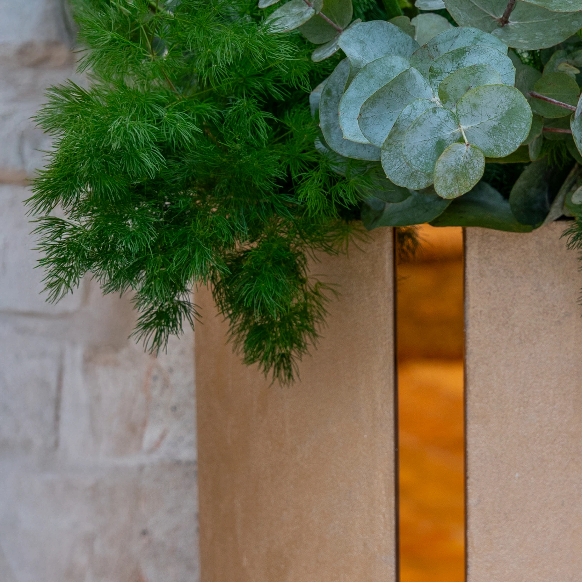 fatum cachepot con specchio oro e fiori su una scalinata