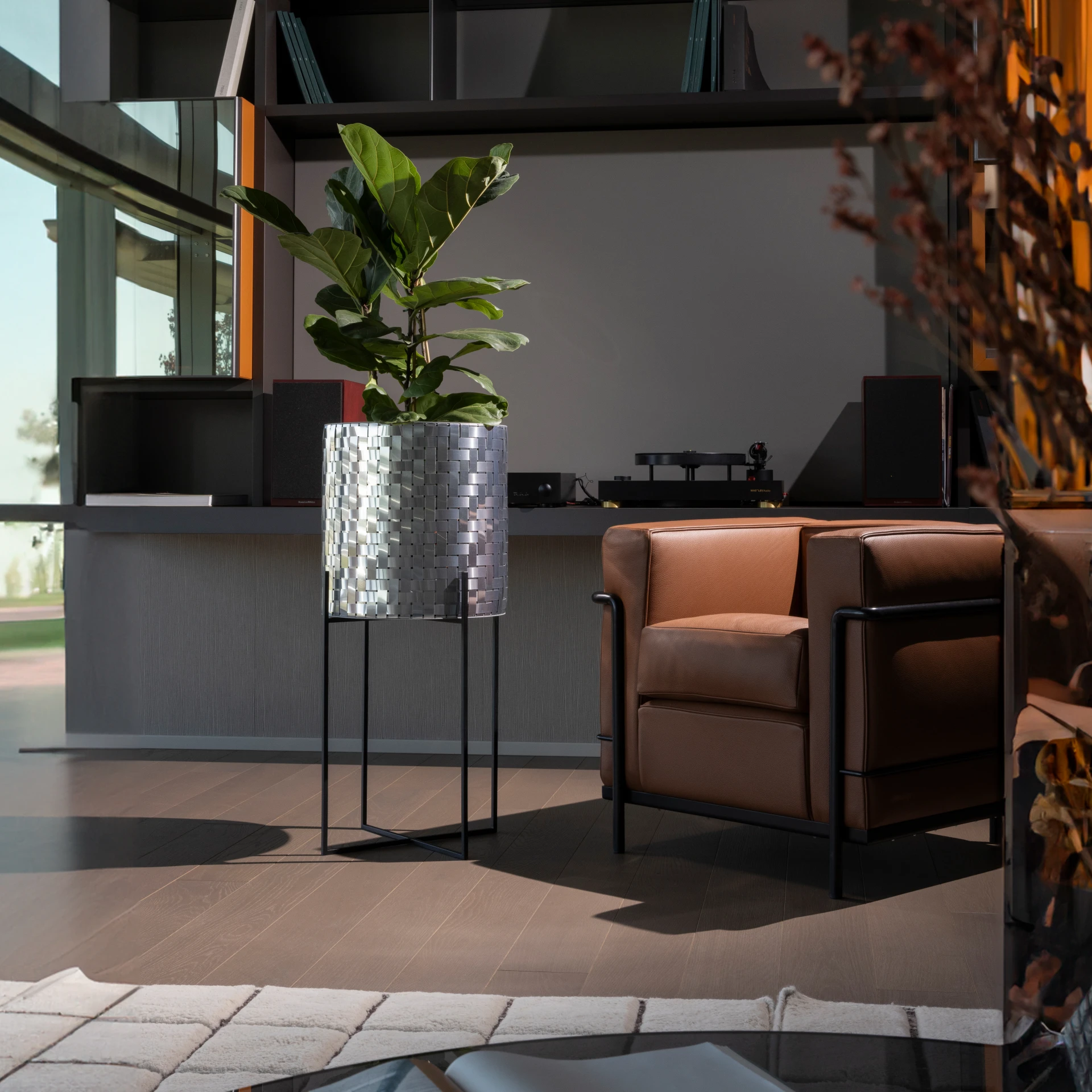 Tavolino nexum con cachepot e pianta in un living moderno