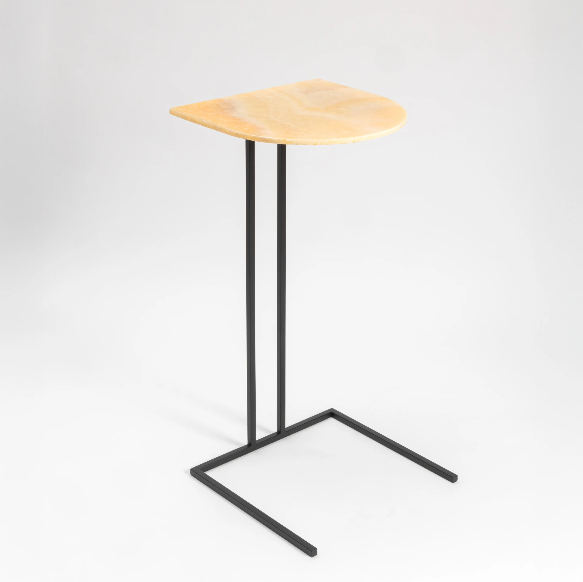 Side table shedir flavus con ripiano in oniche su sfondo bianco