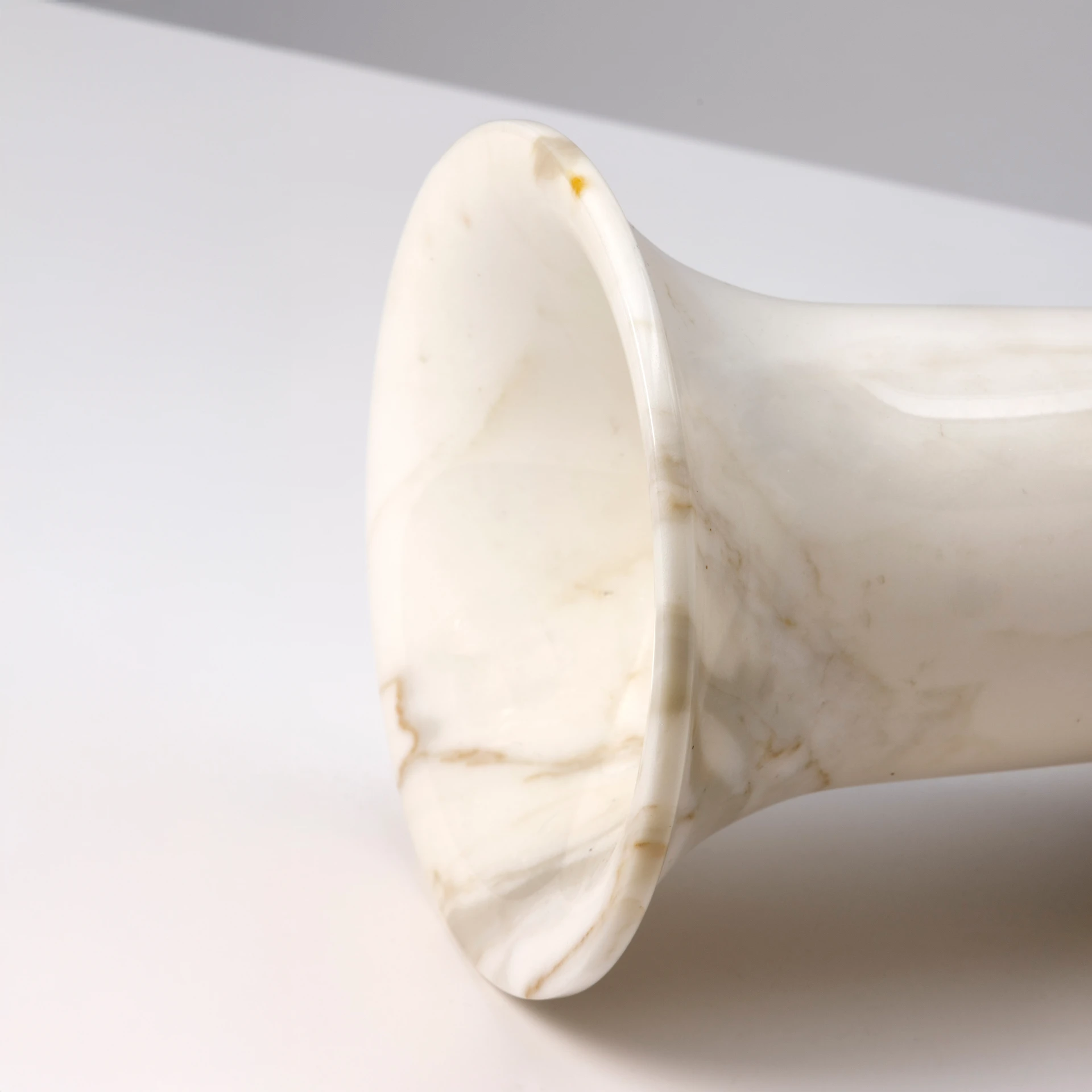Dettaglio dell'amplificatore Sibimus in marmo su sfondo bianco