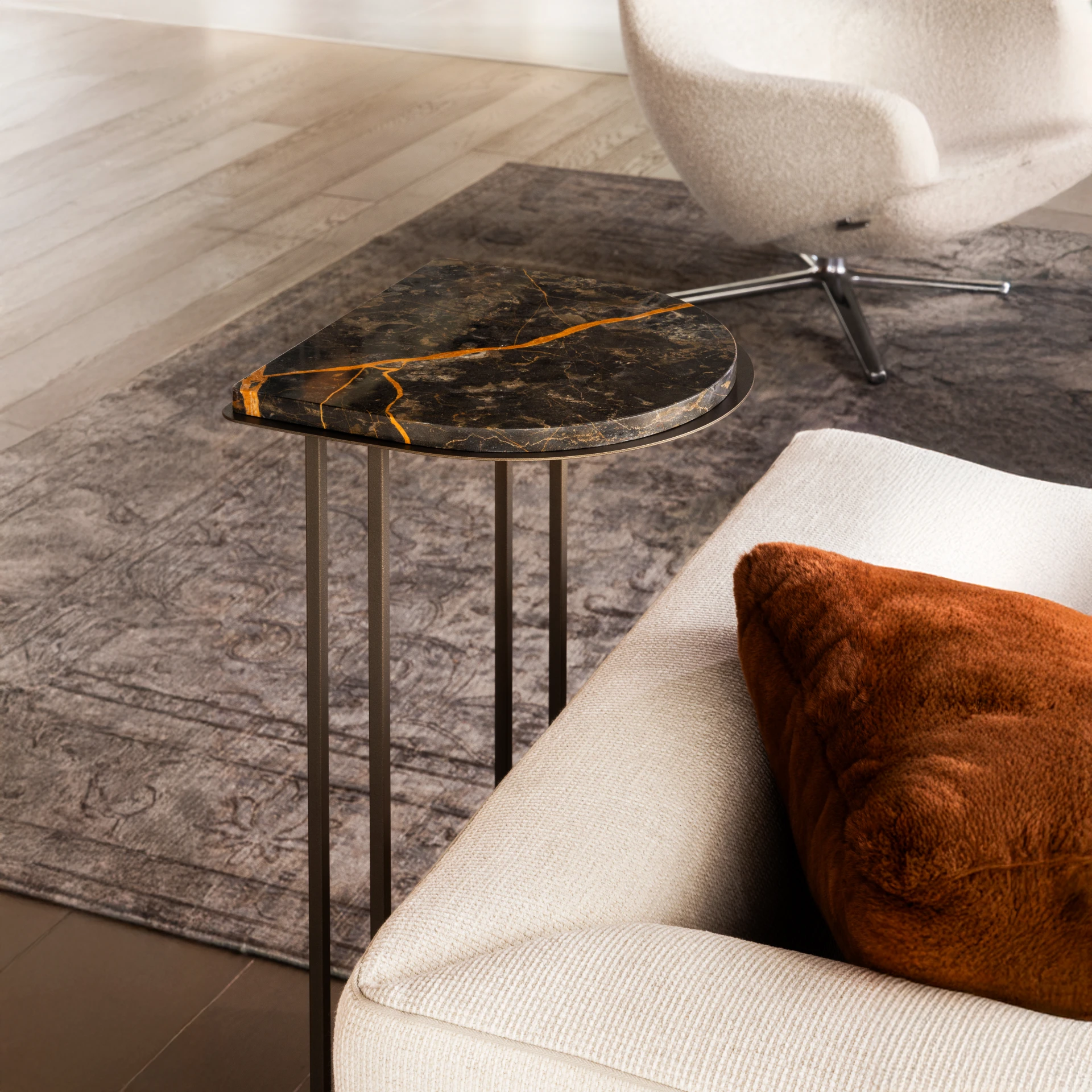 Dettaglio del top in marmo del side table thabit Port Saint Laurent in un living